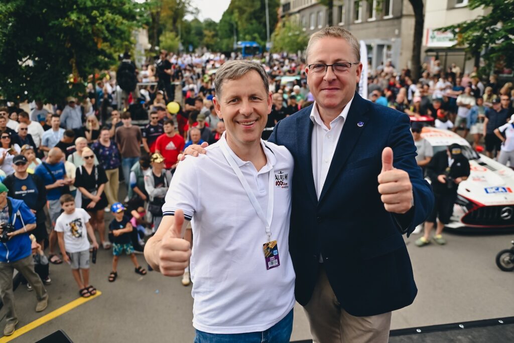 Ketvirtadienį Palanga aidėjo nuo sportinių automobilių – vyko sprinto varžybos